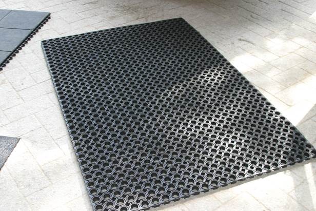 Tappeto in gomma forato MAT5XL (150x100 cm)